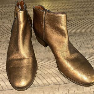 Lucky 🍀 Brand Leather Bronze-y Booties Western look 👀 1”ComfortHeel. Sanitized